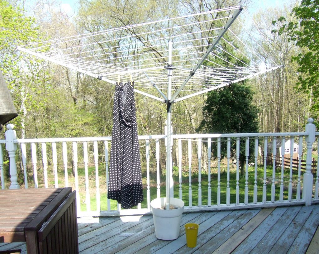 Clothesline stand from an old pot · Little Victorian